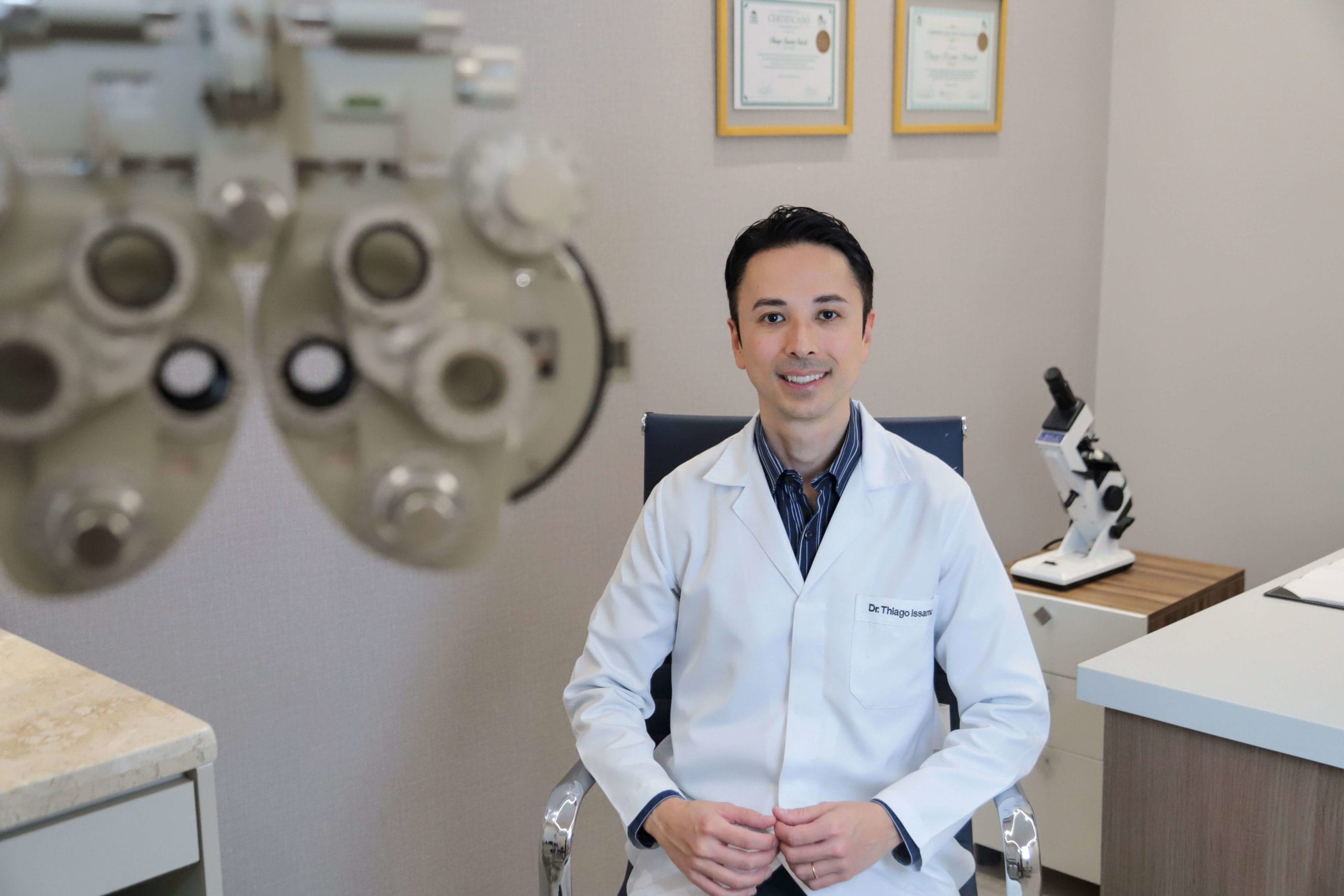 Clínica oftalmologia Itajaí SC Dr. Thiago Issamu com equipamentos modernos para diagnóstico ocular