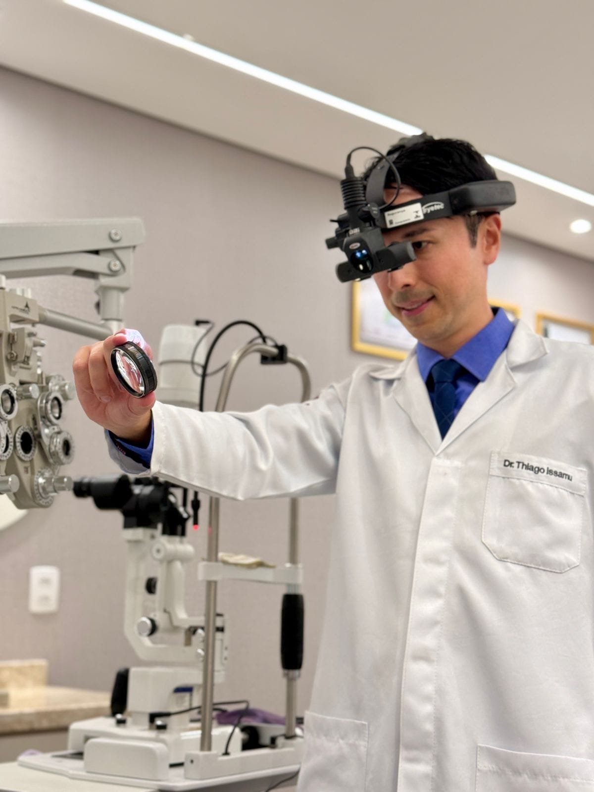 Dr. Thiago Issamu usando oftalmoscópio binocular indireto para exame de retina Itajaí SC