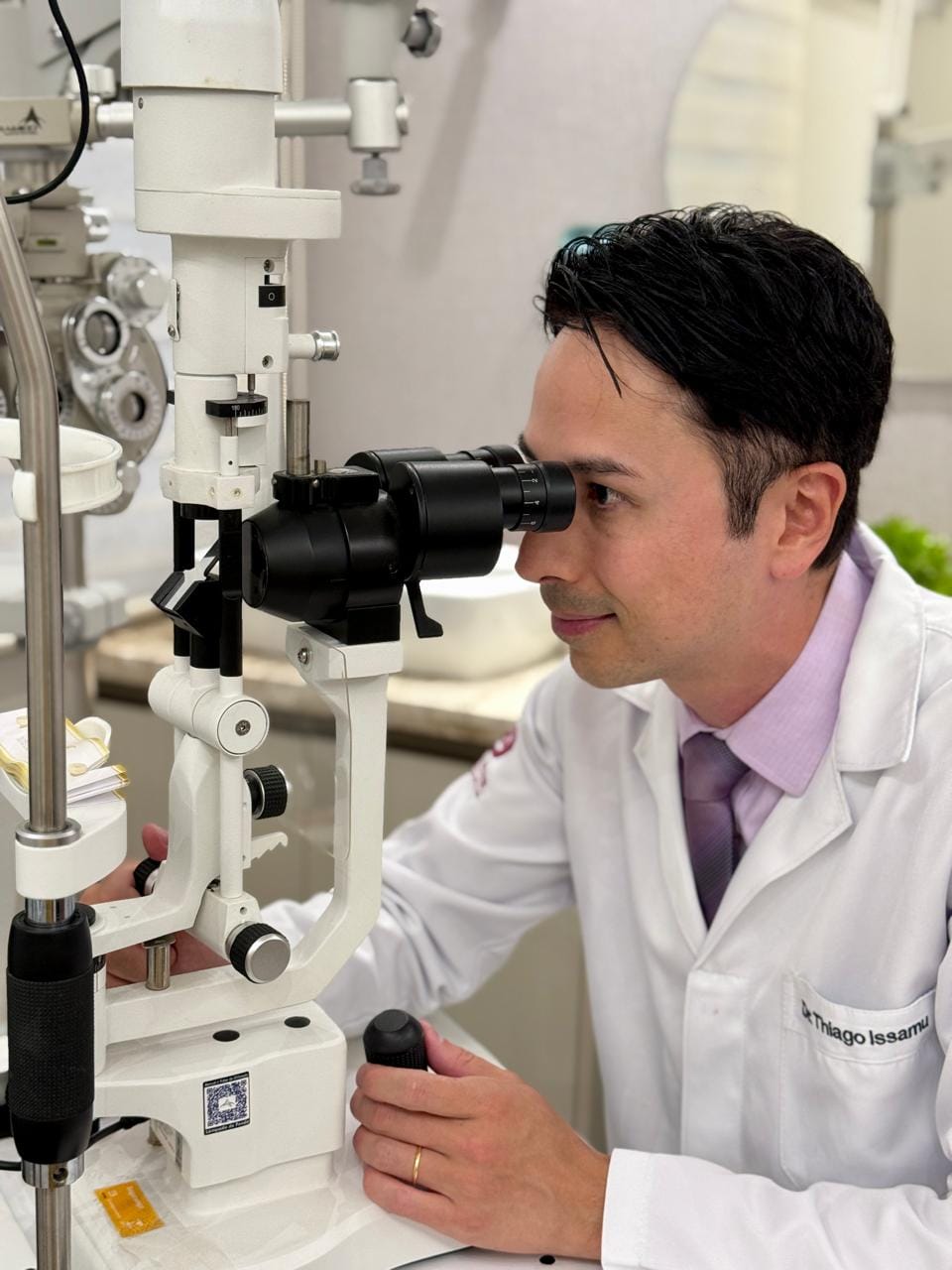 Dr. Thiago Issamu oftalmologista especialista em retina em Itajaí SC