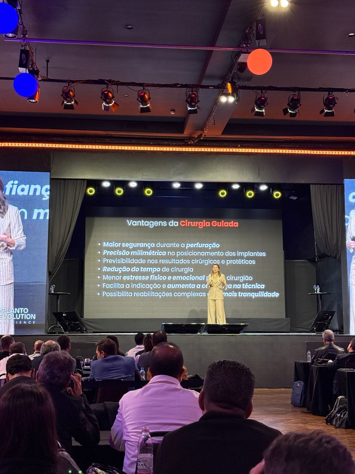 Dra. Amanda Teotônio palestrando – Implanto Revolution