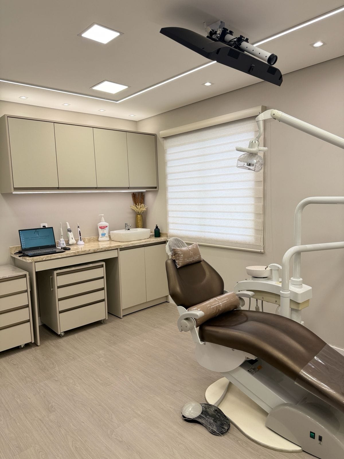 Sala de atendimento odontológico clean